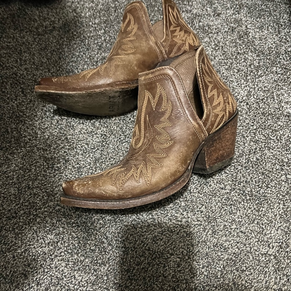 Size 7.5 Ariat Dixon Boot.